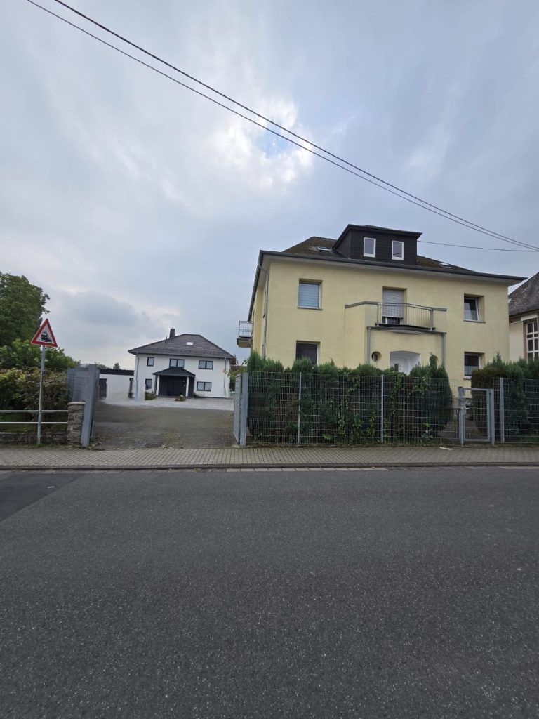 1.200.000 € / Exklusives Immobilienangebot in Siershahn: Neuwertiges EFH und saniertes MFH als Kapitalanlage